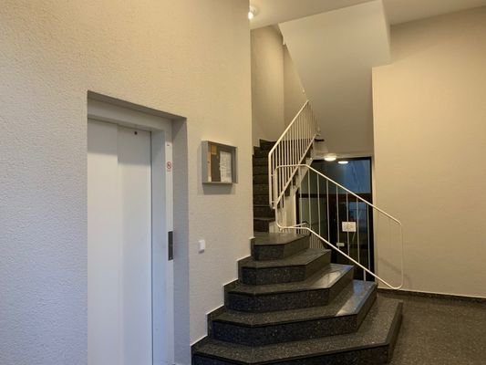 Treppenhaus+ Aufzug