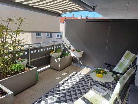 Sonniger Balkon mit Markise