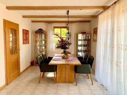 Essbereich mit Zugang zur Terrasse