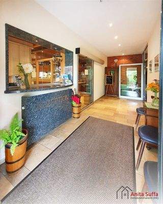 Eingang mit Rezeption