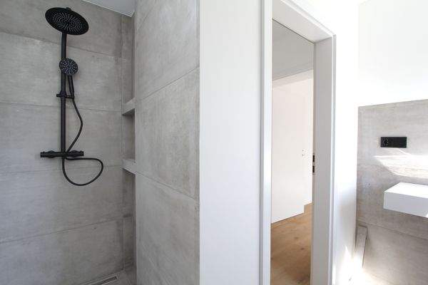 ...mit Walk-In Dusche