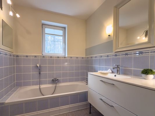 Bad en suite mit Badewanne.jpg