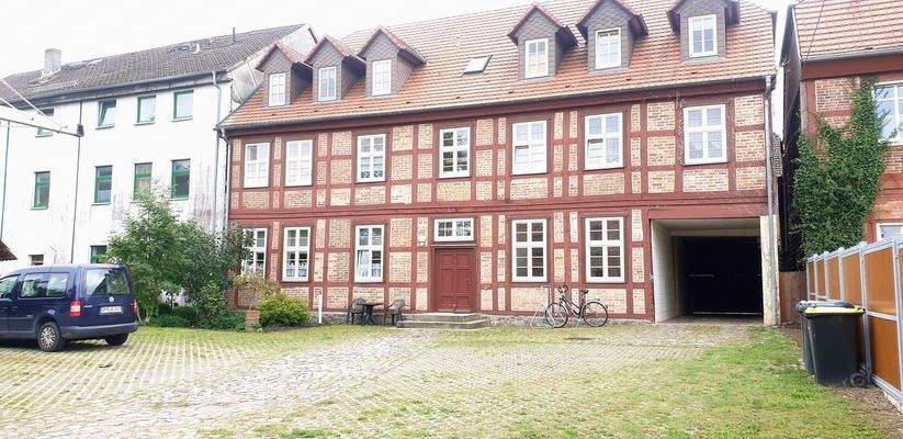 Rückseite Hauptgebäude mit Innenhof