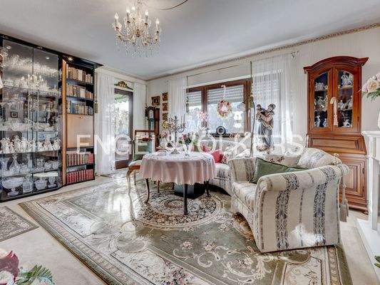 Gemütliches Wohnzimmer mit zusätzlichem Zugang zum Balkon.