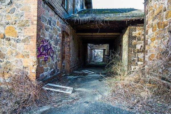 Gang zwischen den Produktionsgebäuden