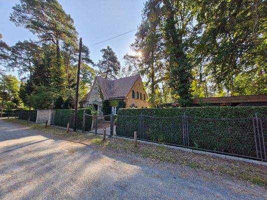 Ansicht des Grundtückes von der Straße