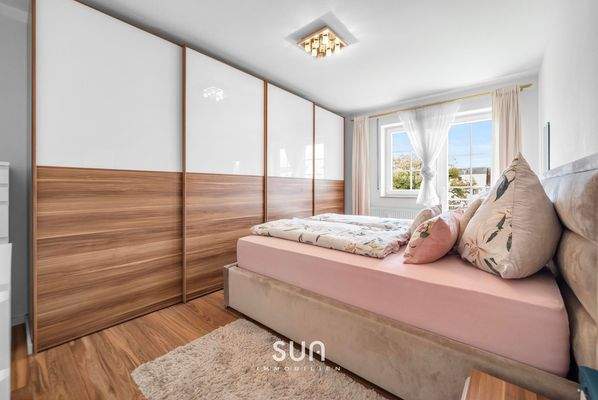 HELLES SCHLAFZIMMER MIT BALKON