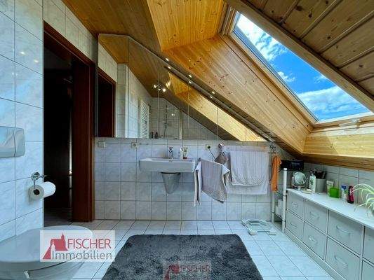 Bad mit Wanne und Dusche