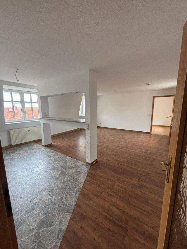 Sonnige 3-Raum-Dachgeschosswohnung in Zeitz – ca. 73 m² - Photo 1