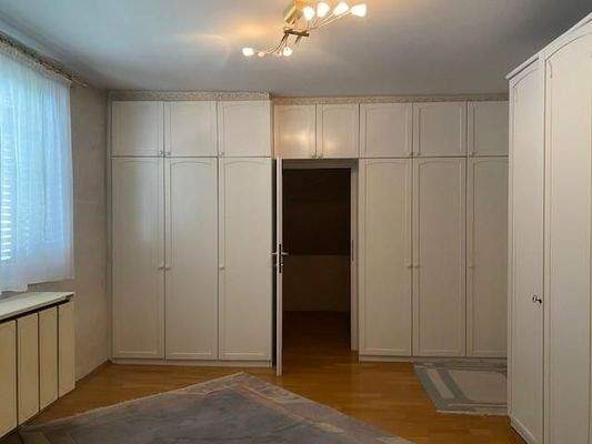 Schlafzimmer mit begehbarem Schrank OG