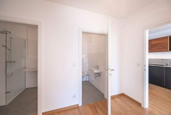 Badezimmer und getrennte Toilette