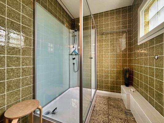 Toiletten- und Duschbereich Herren