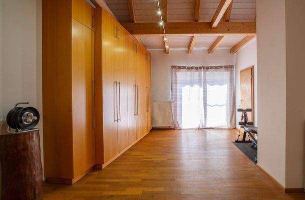 großer Einbauschrank im DG