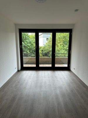 Helles Wohnzimmer mit Balkon