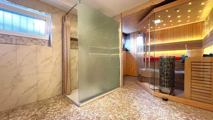 moderne, helle Sauna und große Dusche