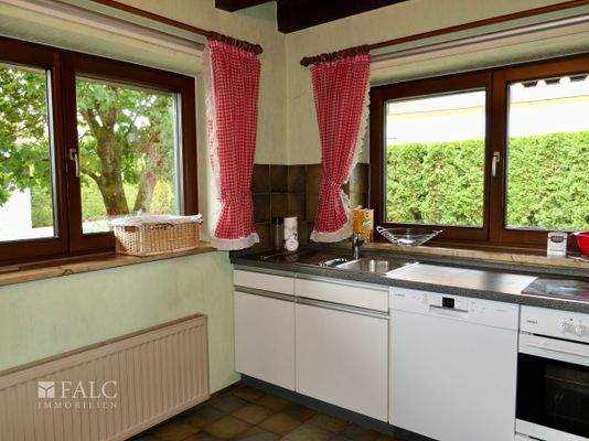 EG: Helle, große Küche