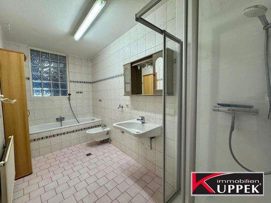 Bad mit Wanne und Dusche