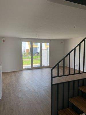 Helles Wohnzimmer mit Treppe