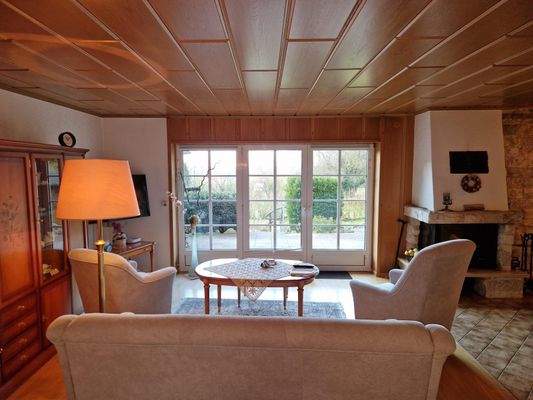 Lichtdurchflutete Wohnstube im rustikalen Stil