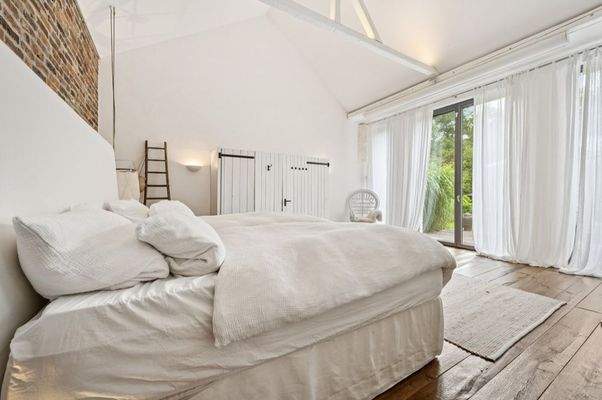 Hauptschlafzimmer mit Blick in den Garten