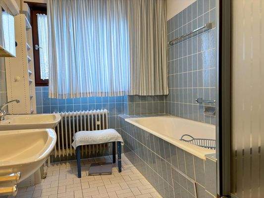 Tageslichtbad mit Dusche und Wanne