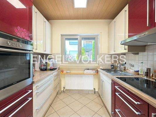 EG: Küche mit Einbauküche