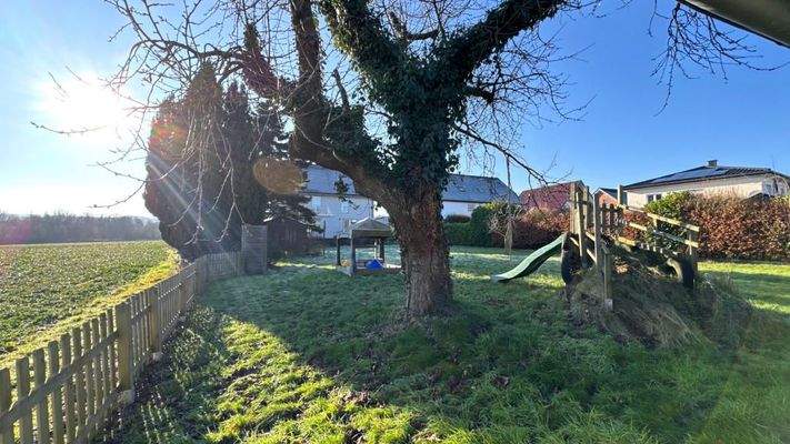 Garten mit Spielfläche für Kinder