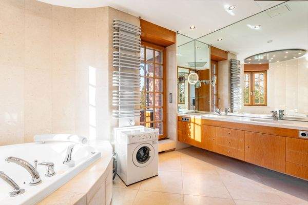 Tagesbelichtetes Vollbadezimmer mit Balkon