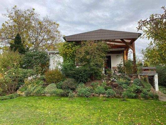 Terrasse mit teilweiser Überdachung.jpg