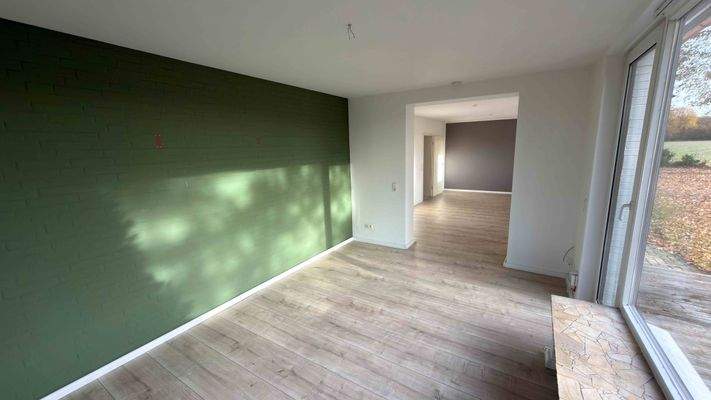 Wohn- und Essbereich mit Ausgang