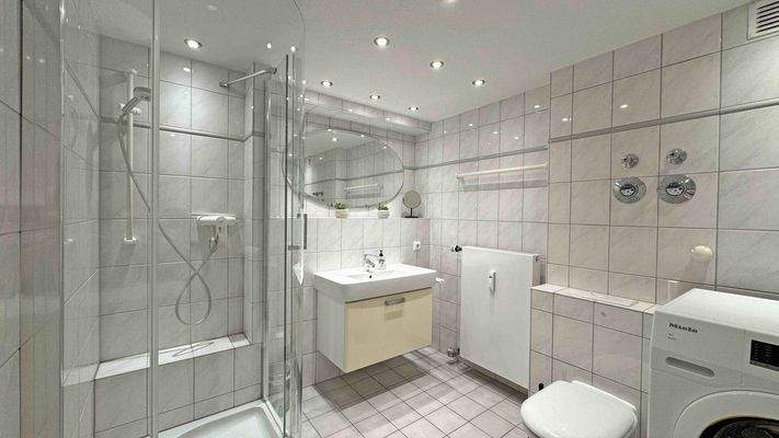 großzügiges Duschbad mit WC und Waschmaschine