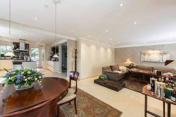 ... mit Couchecke ...