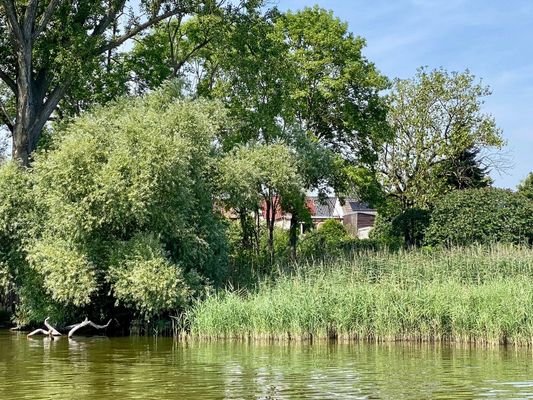 Blick vom See auf das Haus