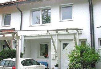 Eingangsseite mit Glascarport