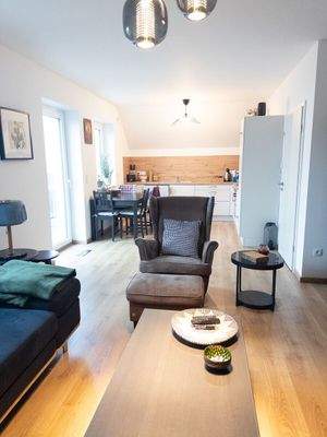 Blick vom Wohzimmer in den offnen Koch- und Essbereich