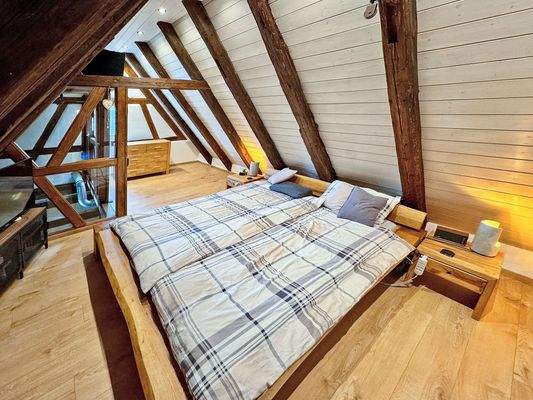 Tolle Deckenhöhe im gemütlichen Schlafzimmer mit Galerie zum Essbereich