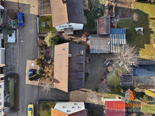 Blick von oben auf das Haus und das Grundstück