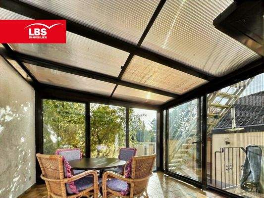 Wintergarten mit Blick in den Garten