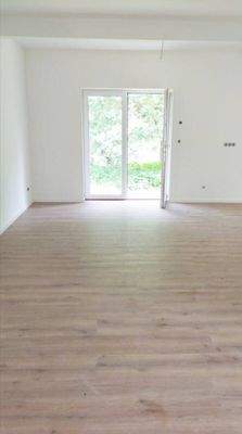 Wohnzimmer EG mit bodentiefen Fensterelementen