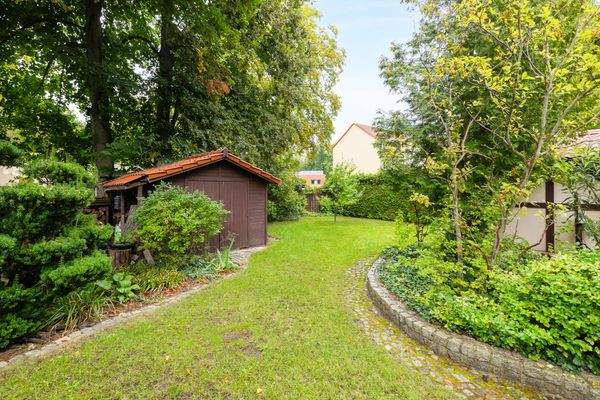 Gartenhaus und Grünfläche