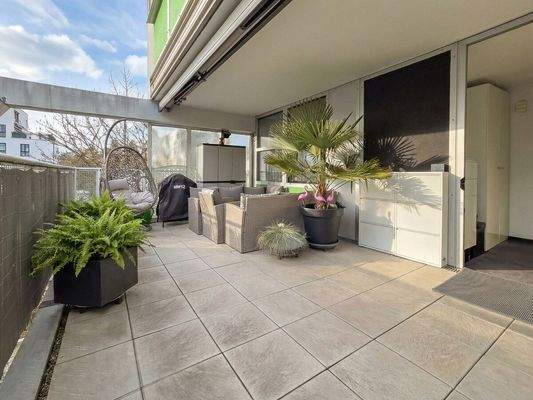 Terrasse und Eingang