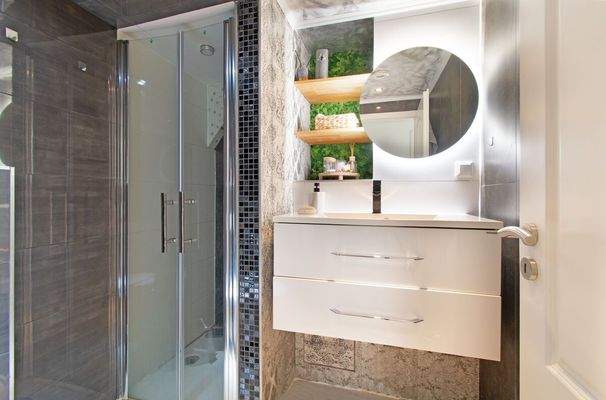 Modernes Bad mit großer Dusche