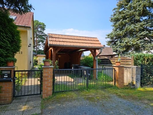 Einfahrt mit Carport