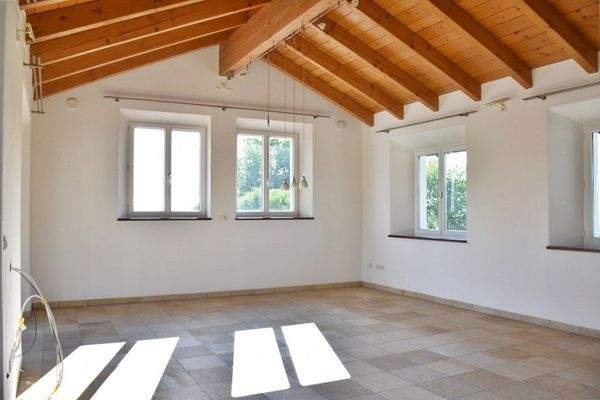 Wohnzimmer mit Bürobereich