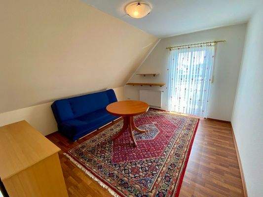 Kinderzimmer mit Zugang zum Balkon