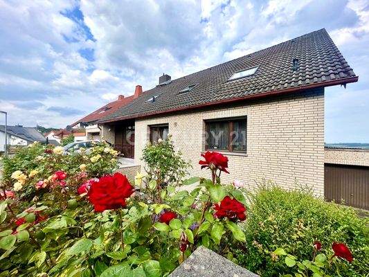 Rechte Garage (Wohnung Gartengeschoss)