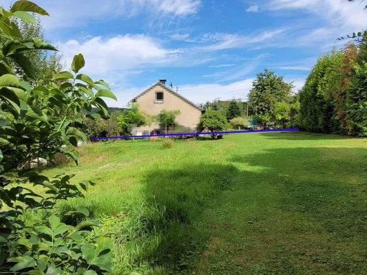 Grundstück mit Nachbarhaus