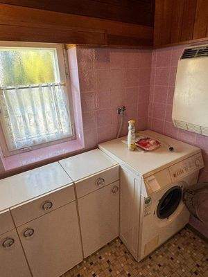 Waschküche neben Garagen