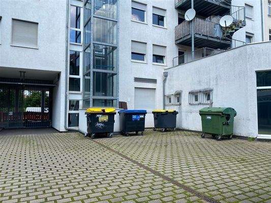 Hof mit Blick zum Aufzug