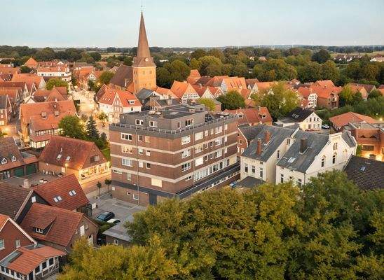 Luftbild mit viel Grün und Kirche